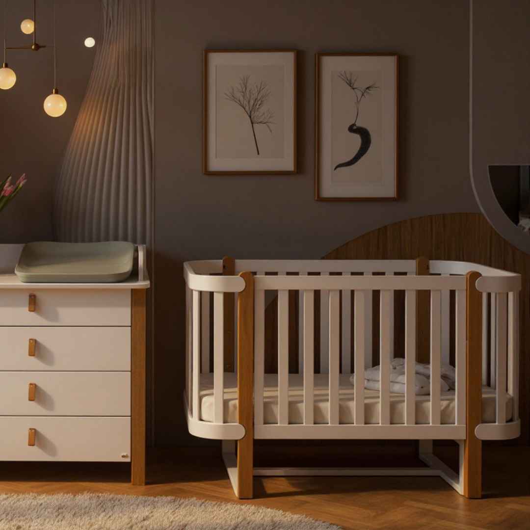 Sada. Dětská postýlka Zukko 120x60 s matrací, komodou a přebalovacím pultem. Bílá/Přírodní.